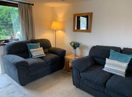 Cosy cottage between Penzance and St Ives: Gulval şehrinde bir otoparklı otel