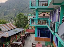 Sunset Inn tosh، فندق في Tosh