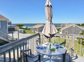 12217 - Beautiful Views of Cape Cod Bay Access to Private Beach Easy Access to P-Town, beach hotel in Truro