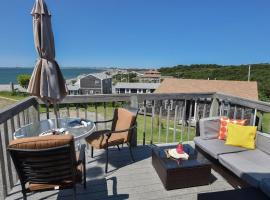 12215 - Beautiful Views of Cape Cod Bay Access to Private Beach Easy Access to P-Town, villa in Truro