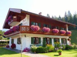 Ferienwohnungen am Sonnenrain, hotelli kohteessa Mittenwald