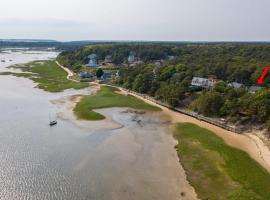 Waterfront Views of Creek- Beach Access!, hotel v destinácii Wellfleet