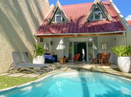 *New* Chic Home with Private Pool, 1 min to Beach, tradicionalna kućica u gradu 'Cap Malheureux'