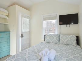 Cozy Colorful Cottage Perfect for 2, hotel with parking in Eastham