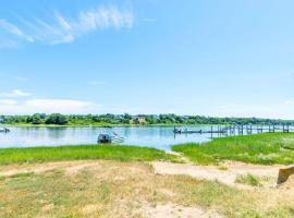 Newly Renovated Cottage on Town Cove, hotel i Eastham