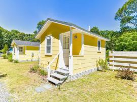 Dreamy Cottage for Two Close to Beaches, vil·la a Eastham