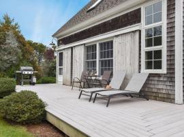 Central A C Private Path to Nauset Beach, hotel em Orleans