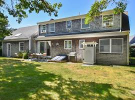 Charming Updated Home in Chatham, hotel sa Chatham