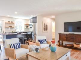 Fully Updated Home w Great Outdoor Space, hotel in Chatham