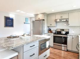 Wrap-Around Porch Mins to Beach, hotel in Chatham