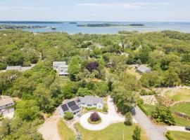 Beautifully Renovated w Access to Beach, cottage in Chatham