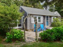 Lovely Updated Cape Home 1 Mile to Beach, hotel with parking in Chatham