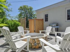 Centrally Located Home w Patio Fire Pit, hotel in Chatham