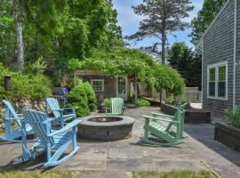 Spacious w Large Outdoor Area Fire Pit, Hotel in Chatham