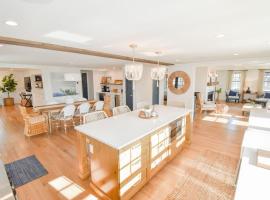 Gorgeous Home 2 Min Walk to Beach, hotel in Harwich