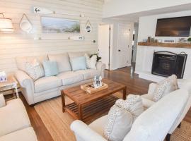 Hot Tub 1 Mile to Swimming on Long Pond, Hotel in Brewster