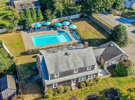 Heated Pool AC 1 2 Mile to Beach, hotel in Harwich