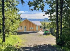 Forest Hideaway Near Akureyri، بيت عطلات في آكيورِيْري