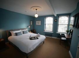 The Alma Taverns Boutique Suites - Room 1 - Hopewell, hotel in Bristol