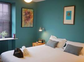 The Alma Taverns Boutique Suites - Room 5 - Hopewell, hotel in Bristol