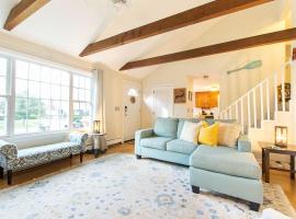 Stylish Home Dog Friendly Close to Beach, cottage in Yarmouth