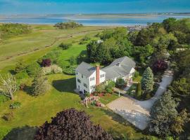 Water Views & Private Tennis Court, hotel di Barnstable