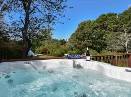 Waterfront home with Hot Tub Firepit and Game Room, hotel u gradu 'Eastham'