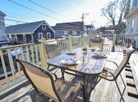 Center of Town Steps Away Private deck, hotel in Provincetown