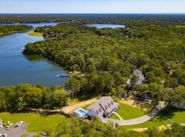 Luxury Waterfront Home w Heated Pool and Hot Tub, sumarbústaður í Yarmouth