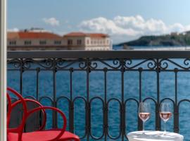 Skylight - 1873 Seafront Luxury Suites on the Harbor, City Center, hotel v destinácii Ermoupoli