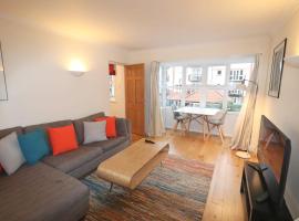 Quiet riverside apartment with views and parking-, apartement Bristolis