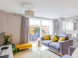 Deluxe Apartment near Cabot Circus w Parking sleeps 5
