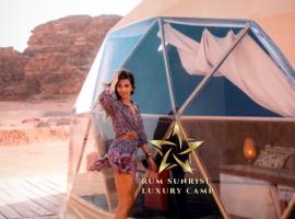 RUM SUNRlSE LUXURY CAMP, hotel em Wadi Rum