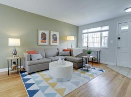 Sojourn Townhome in Old Town Alexandria with Relaxing Yard, hotel Alexandriában
