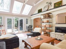 Bright & Open Central A C Dog Friendly, villa in Barnstable