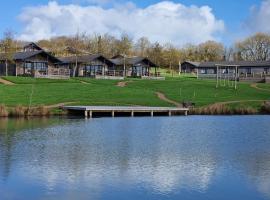 Zen Jungle Retreat - Log Cabin Stays, Transformational Retreats & Holistic Wellness near Bude - A 40 Acre Retreat with 5 Lakes, Woodland, Firepits, Bistro & Bars, lodge in Holsworthy