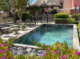 Le Victoria Boutique Hôtel - Charme au coeur du village historique - Accueil Vélo - Séminaire - Bar Lounge - Piscine، فندق في سانت-بول-تروا-تشاتو