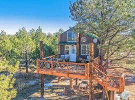 Heavenly Haven Treehouse, villa in Palmer Lake