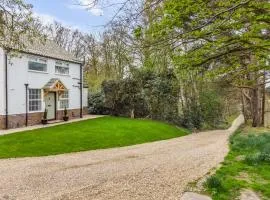 Cromer Coastal 6-Bed House l Near Beach, Parking & Garden