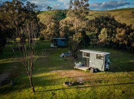 Tiny House Farmstay at Dreams Alpaca Farm - A Windeyer Outback Experience, tiny house in Windeyer