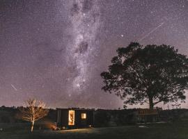 On the Rocks, hotel di Lismore