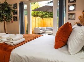 Half Moon Luxury One bedroom - Spacious APT Romantic Getaway with a hot tub, 5 min away from Eastbourne centre , free parking, hotel with hot tubs in Eastbourne