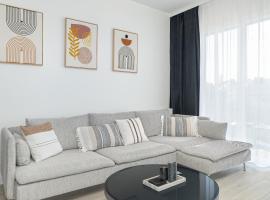 Family Apartment in Poznań with 2 Parking Spaces, 3 Bedrooms and Balcony by Renters, huoneisto kohteessa Poznań