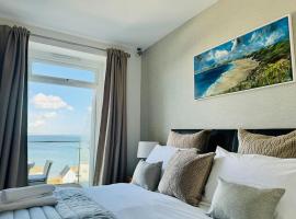 Luxury Sea View Apartment with Multi Room Balcony And Private Onsite Parking Only 300M From the Beach, ξενοδοχείο σε Looe