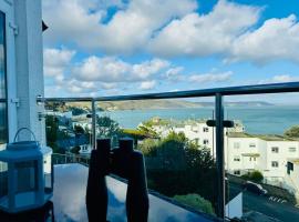 Luxury Sea View Apartment with Multi Room Balcony And Private Onsite Parking Only 300M From the Beach, hotel en Looe