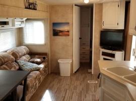 Crystal Camper 2 Bedroom Large RV w/Wooded Trail, hotel pogodan za kućne ljubimce u gradu Benzonia