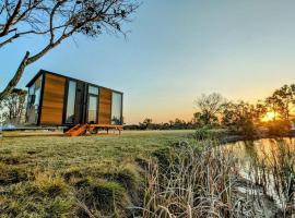 Turtle Island Lakeside Tiny House, vacation home in Toogoom
