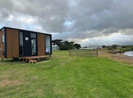 Otaki Beach에 위치한 호텔 Rangiuru Stream Tiny home