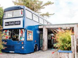 Double decker bus at Valentia Island Escape, camping din Valentia Island