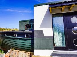 Renovated Boat House at Valentia Island Escape, laivamajoitus kohteessa Valentian saari